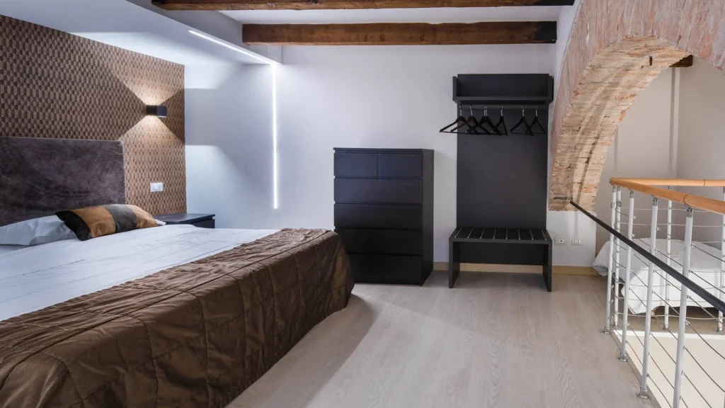 Camera da letto moderna con arredamento minimalista.