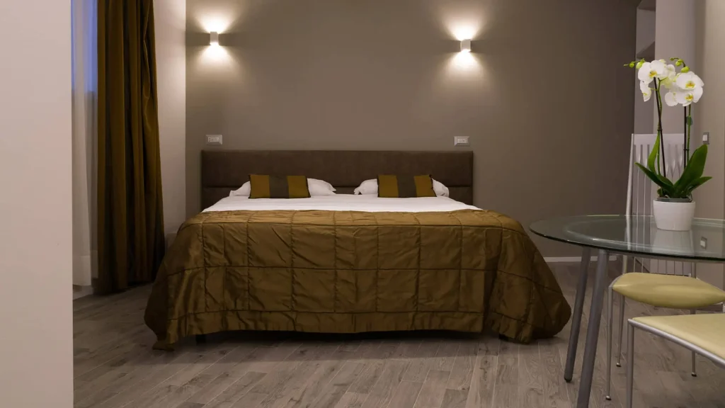 Camera da letto moderna con letto matrimoniale e piante.