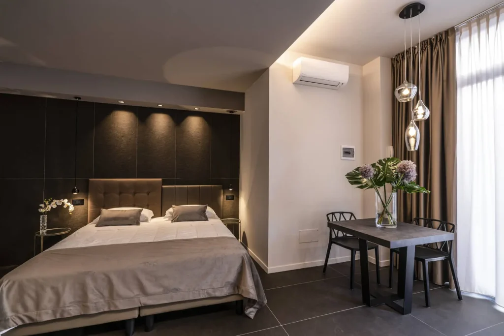 Camera da letto moderna con tavolo e decorazioni floreali.