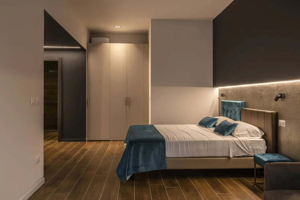 Camera da letto moderna con decorazioni eleganti.