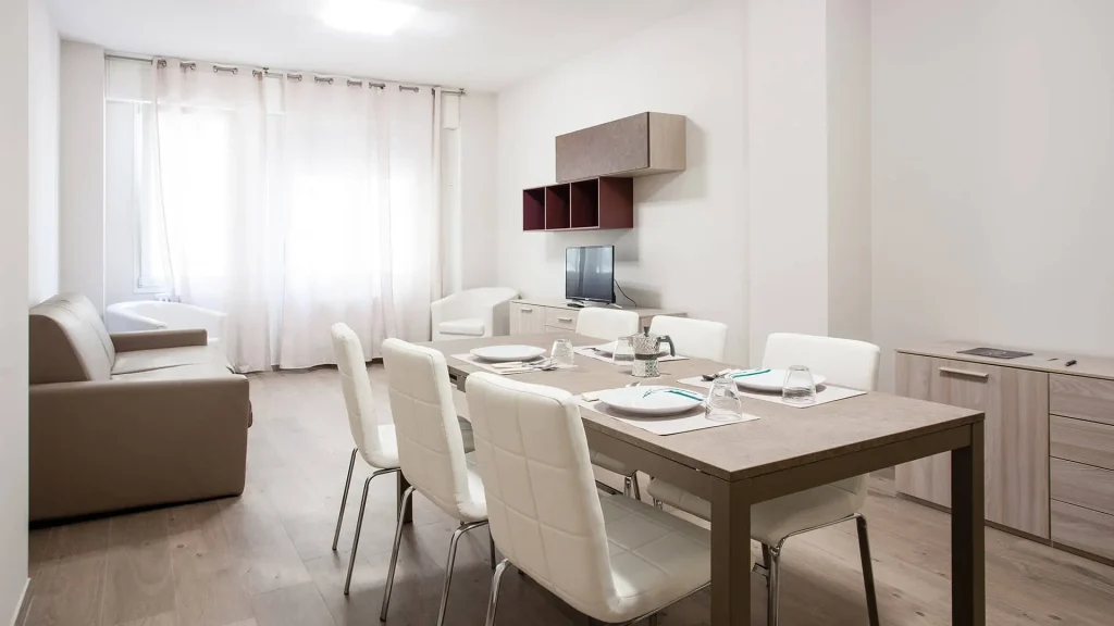 Sala da pranzo moderna con mobili chiari.